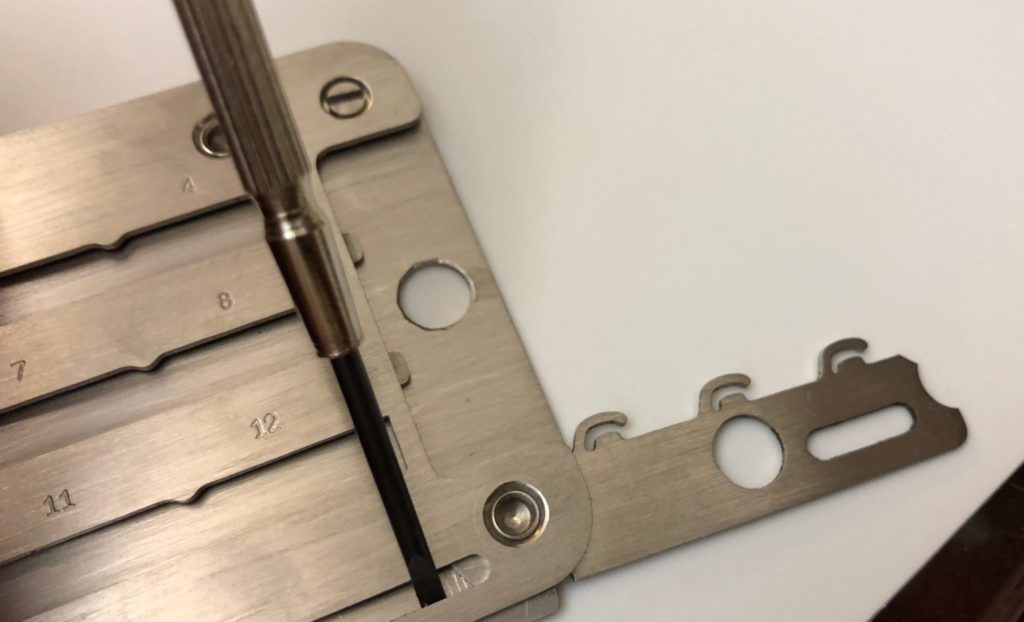 ドライバーで開ける