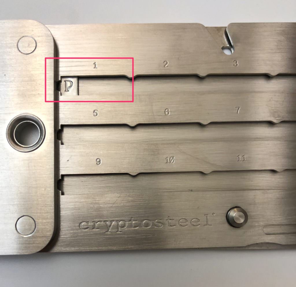CryptoSteelに文字盤をつめた様子